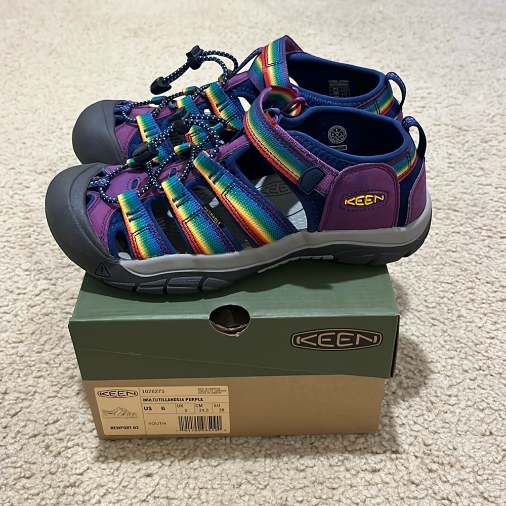 New in Box Keen Newport H2 water sandals. Youth size 6